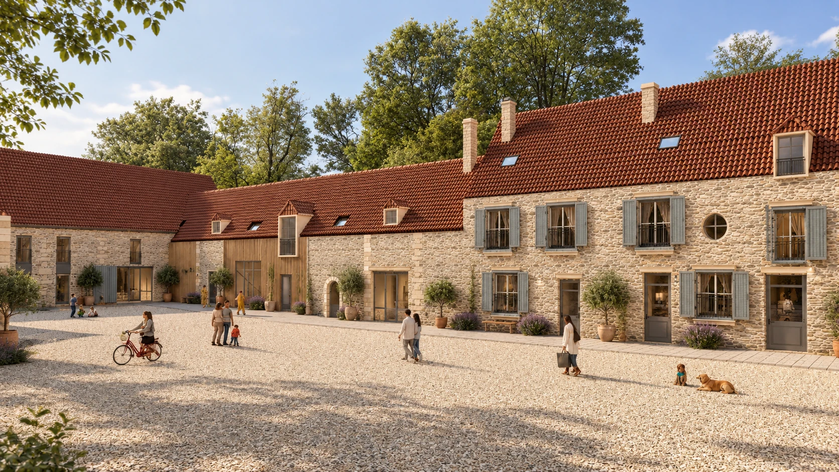 Cour bordée de façades en pierre, toitures en tuiles et végétation